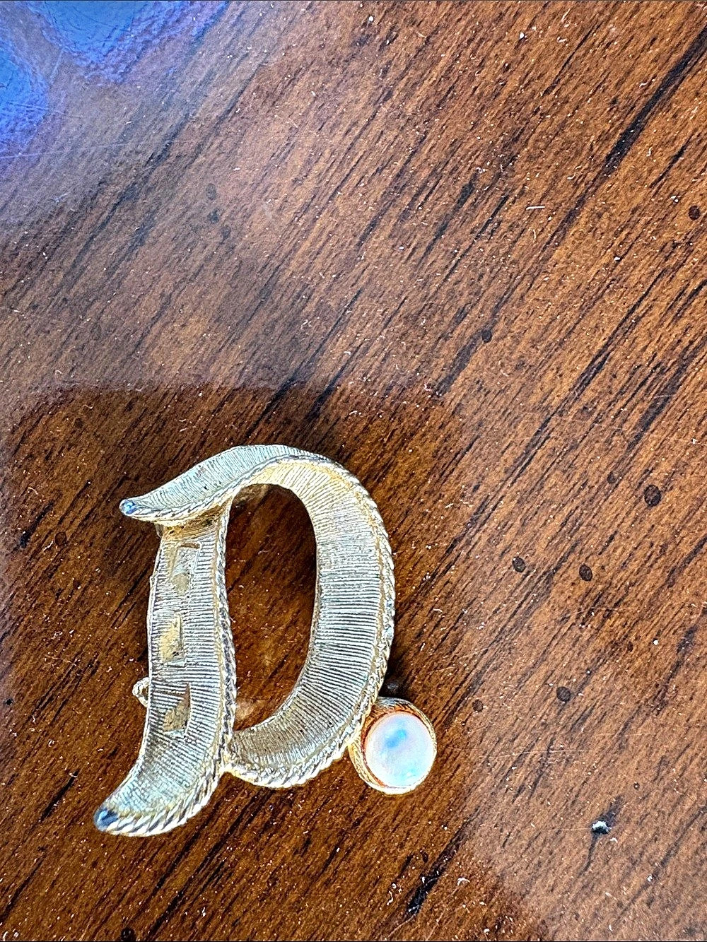 Vintage “D” Gold-Tone Textured Brooch with pearl